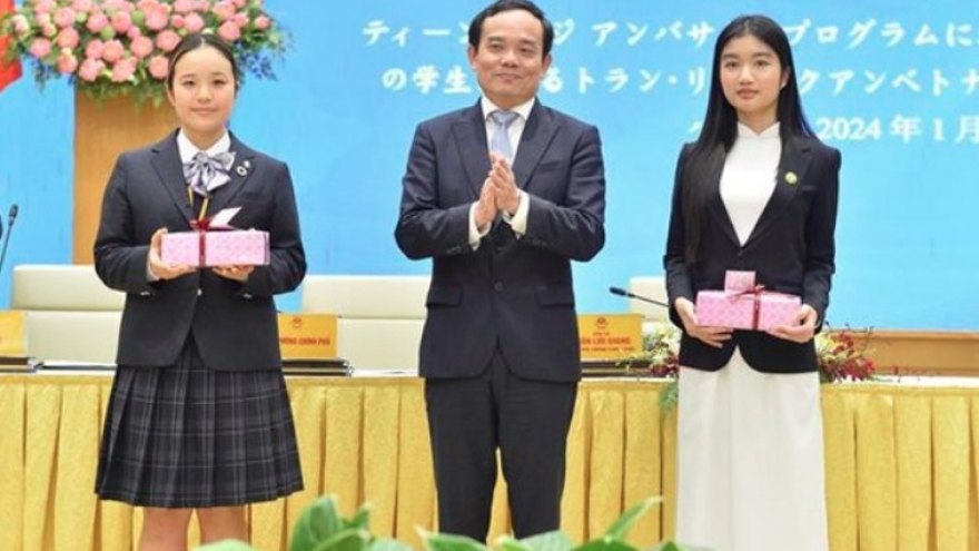 Deputy PM receives Vietnamese, Japanese students