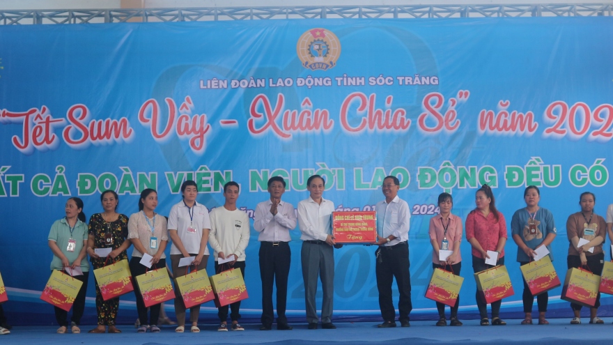 Ông Lê Hoài Trung chúc Tết, tặng quà công nhân lao động nghèo tại Sóc Trăng