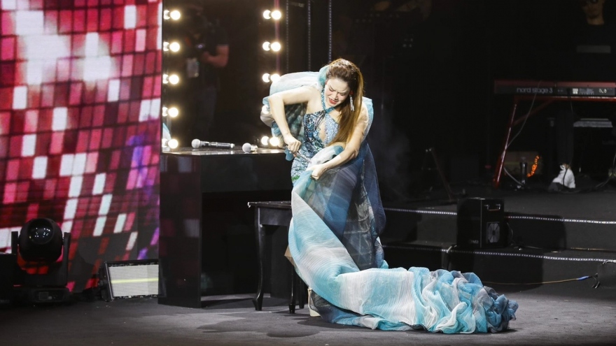 Chuyện showbiz: "Chị đẹp" Thu Phương bất ngờ cắt váy khi đang biểu diễn