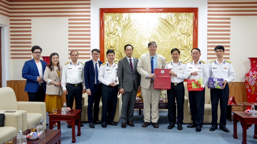 VKBIA presents Tet gifts to navy infantry