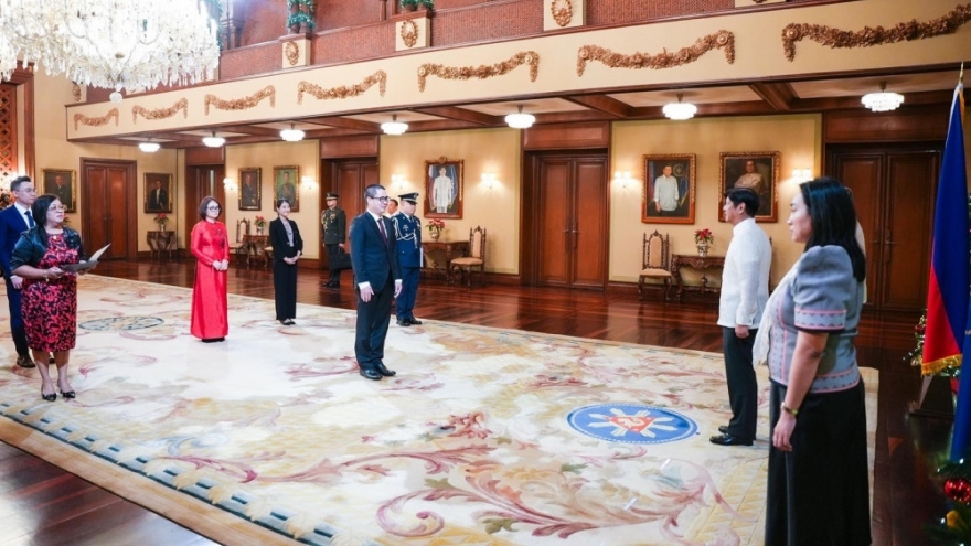 Vietnamese Ambassador presents credentials to Philippine President