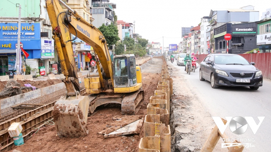 Dự án mở rộng đường Âu Cơ - Nghi Tàm ì ạch: Người bán hoa Tết lo thất thu