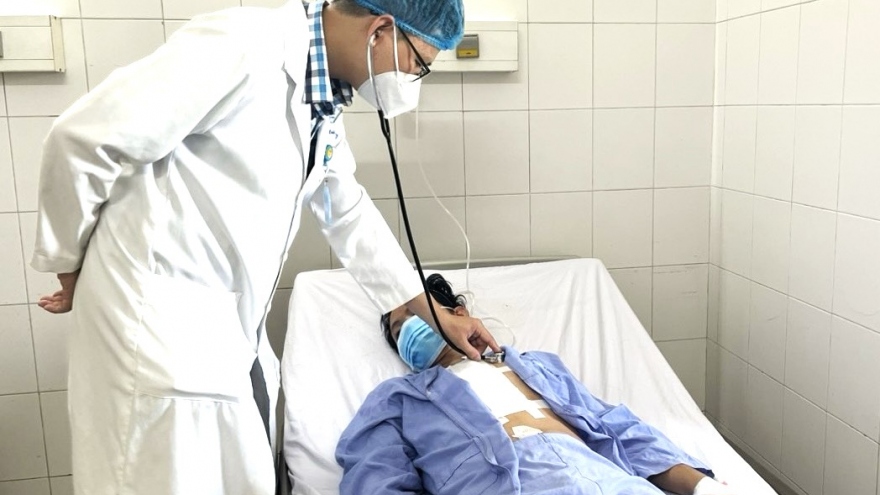 Báo động đỏ toàn bệnh viện cứu sống bệnh nhân vết thương tim nguy kịch ở Cần Thơ