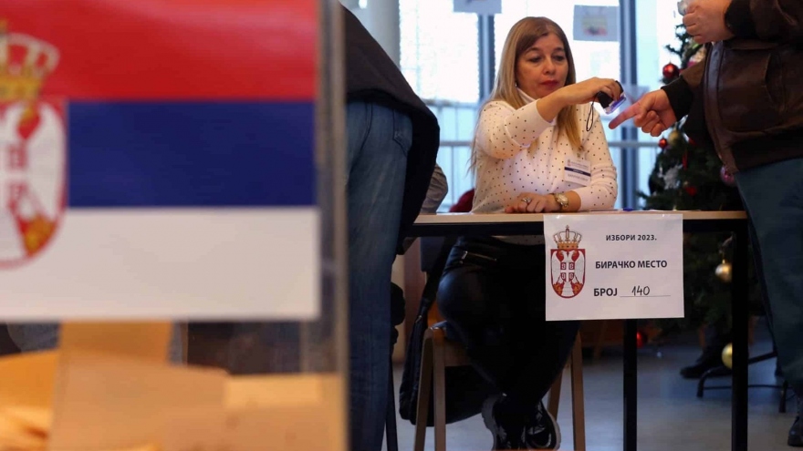Các chính trị gia cấp cao EU kêu gọi điều tra cáo buộc gian lận bầu cử ở Serbia