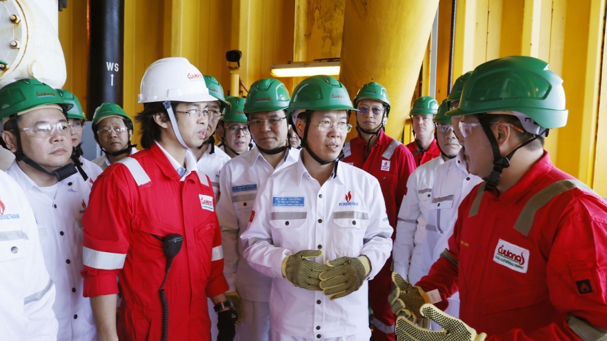 Chủ tịch nước thăm, chúc Tết người lao động làm việc tại giàn khoan trên biển
