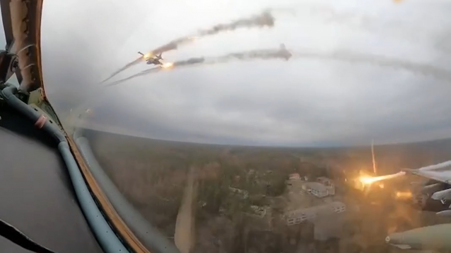Cường kích Nga Su-25 “bay thấp, kéo cao” phóng tên lửa vào mục tiêu Ukraine