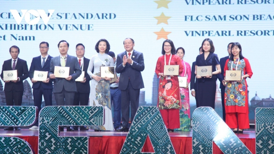 Vietnam carries off numerous ASEAN tourism awards
