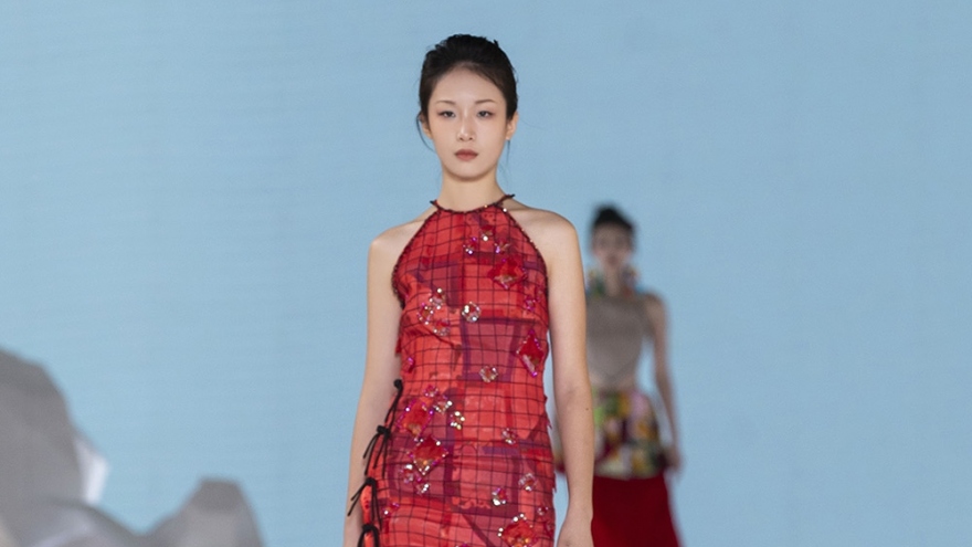 Vietnamese fashion designer debuts new collections in China