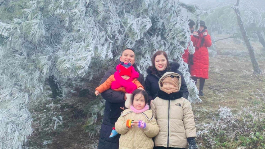 Tourists flock to see frost on Mau Son peak