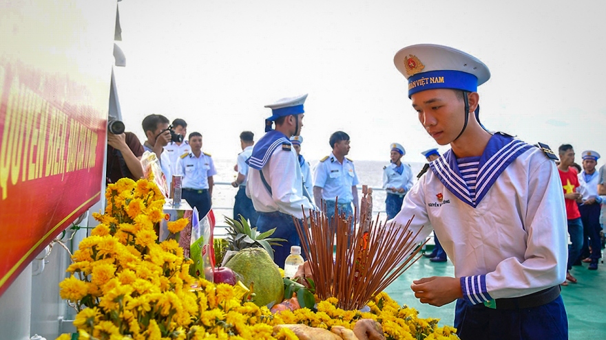 Xúc động lễ tưởng niệm 64 anh hùng liệt sĩ hy sinh khi bảo vệ đảo Gạc Ma