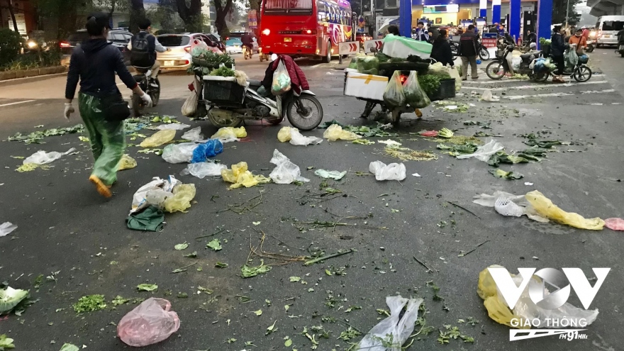 Ô nhiễm nước thải, rác nilon tại chợ cóc phố Cầu Mới (Hà Nội)