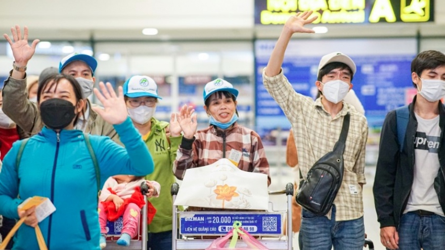 Vietnam Airlines offers free Tet air tickets for needy workers