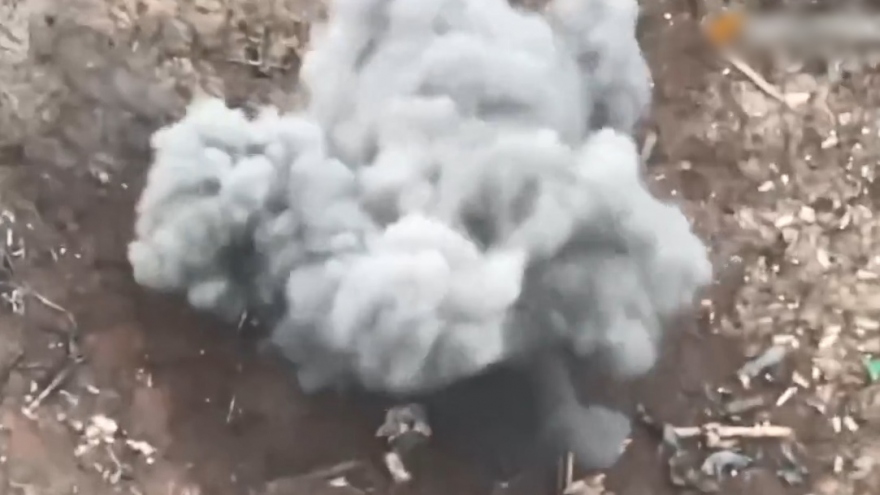 Lính dù Nga đánh chiếm công sự Ukraine sau khi giội hỏa lực pháo và UAV