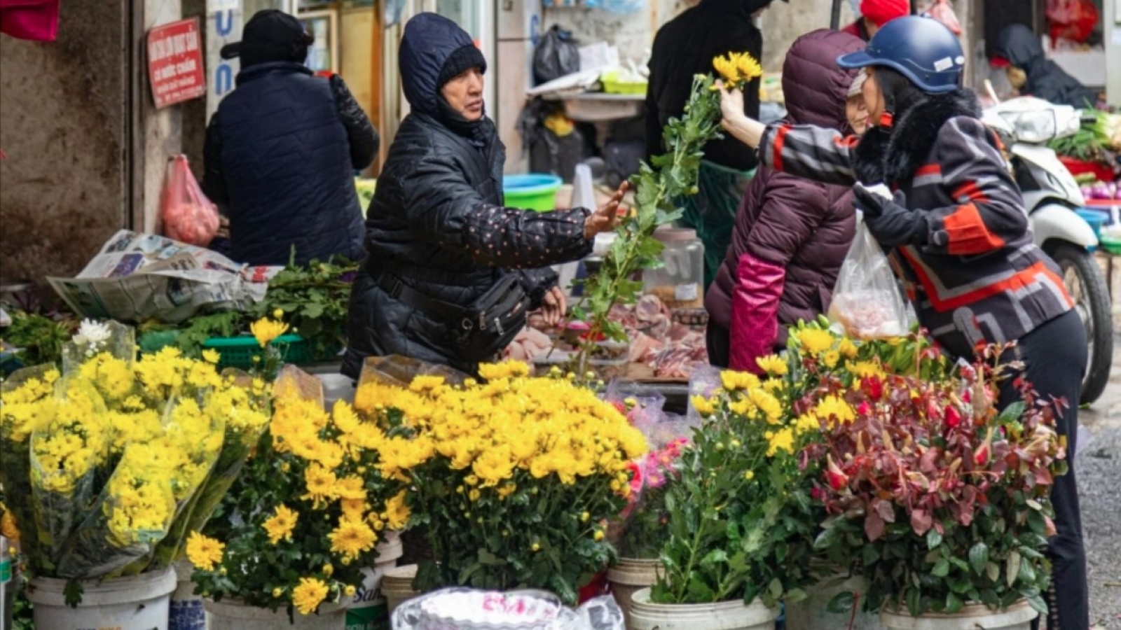 Hanoians prepare offerings on 15th day of last lunar month