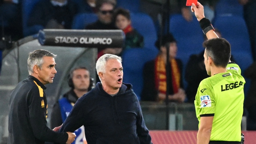 Mourinho nhận thẻ đỏ ngay trận đầu tiên trong năm 2024