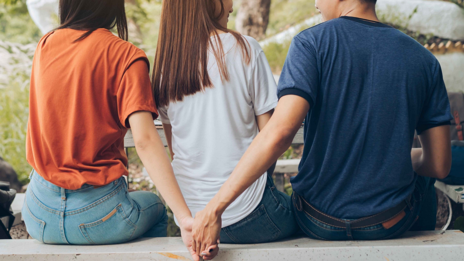 Chàng trai dằn vặt vì lỡ rơi vào lưới tình với người thứ ba dù đã có vợ