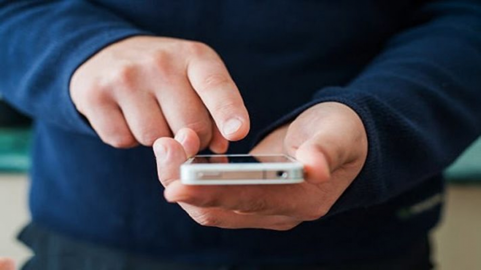 Vô tình đọc tin nhắn của vợ, tôi phát hiện bí mật động trời