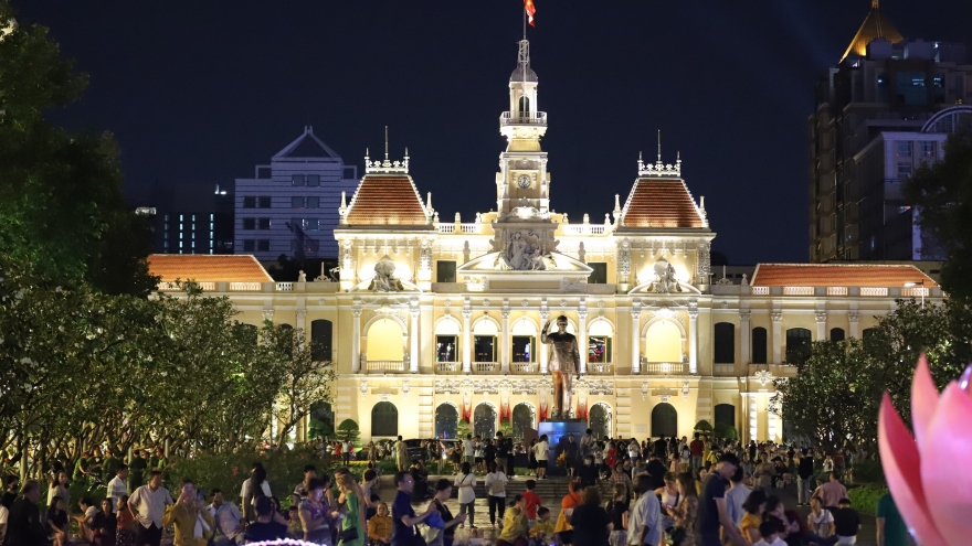 Người dân TP.HCM kỳ vọng một năm mới 2024 khởi sắc