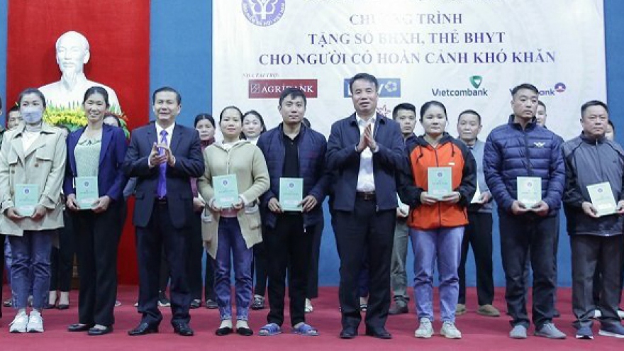 BHXH Việt Nam tặng sổ BHXH, thẻ BHYT cho người khó khăn tại tỉnh Hòa Bình