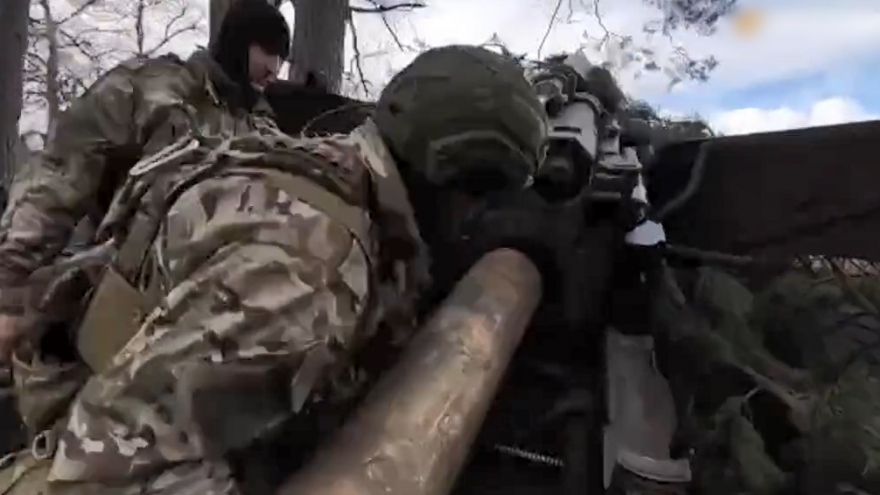 Pháo kéo quay tay 152mm của Nga tấn công xe thiết giáp Ukraine