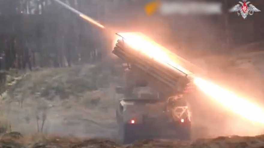 Pháo giàn Grad của Nga giội mưa rocket xuống các mục tiêu Ukraine