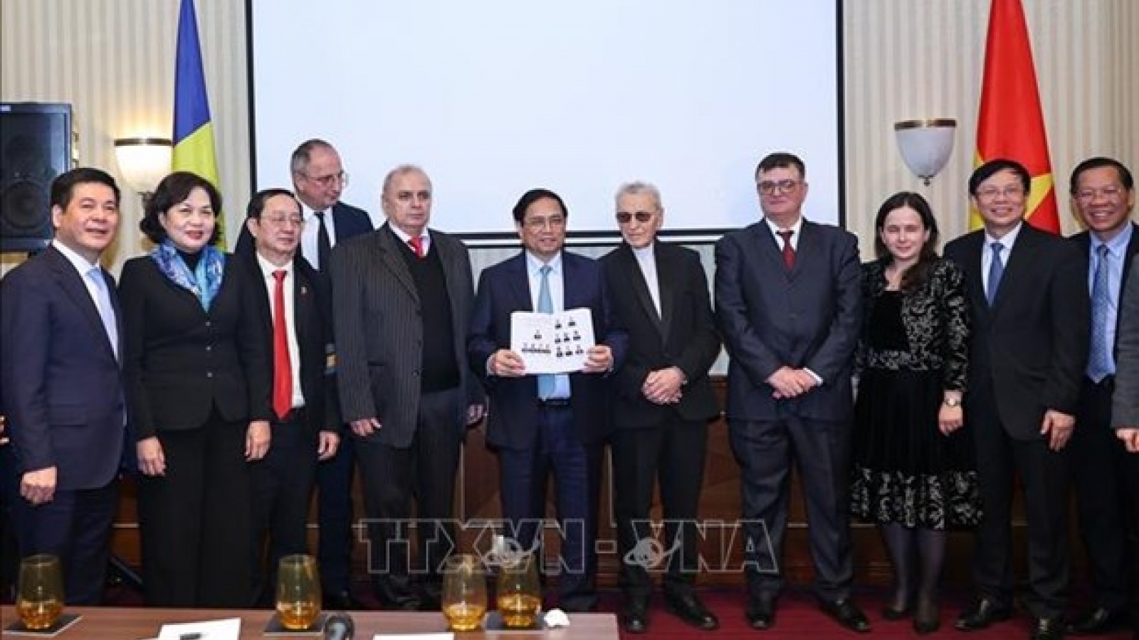 Prime Minister receives representatives of Romanian friendship organisations with VN