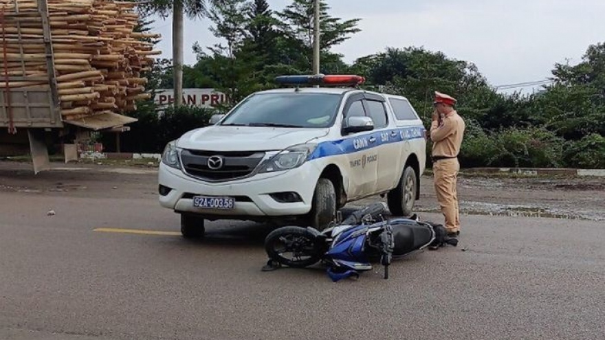 Một thanh niên tử vong sau khi lái xe máy va chạm với ô tô cảnh sát giao thông