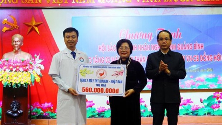 Two hemodialysis machines donated to Vietnam-Cuba friendship hospital