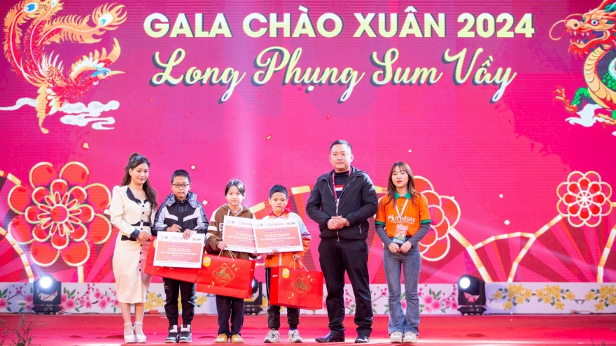 "Long phụng sum vầy" mang Tết yêu thương tới học sinh có hoàn cảnh khó khăn