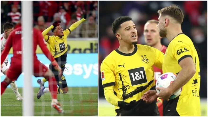 Sancho tranh sút penalty với đồng đội trong lần đầu đá chính ở Dortmund