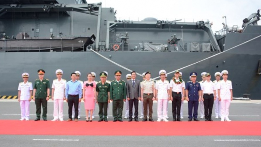 Singaporean naval ship visits Khanh Hoa province