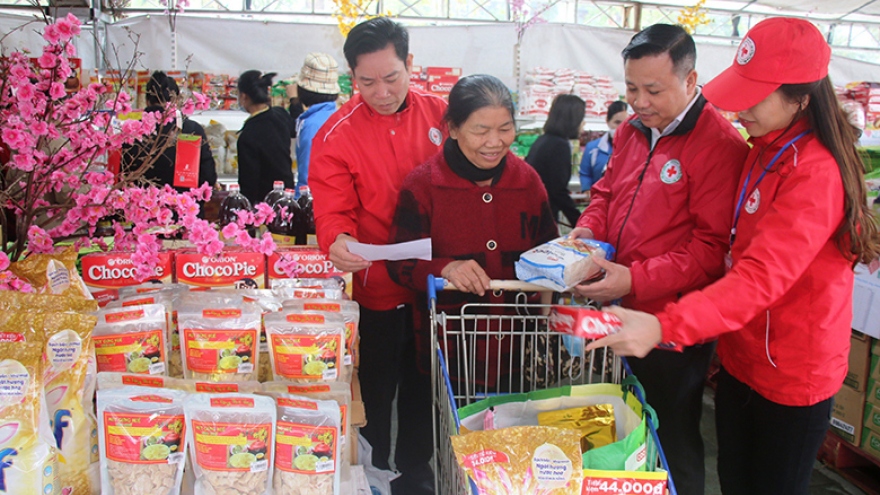 Hàng chục nghìn suất quà tặng người có công, người nghèo dịp Tết