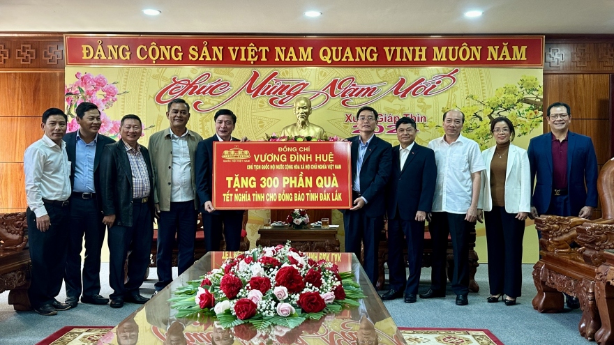Chủ tịch Quốc hội Vương Đình Huệ tặng 300 suất quà Tết cho người dân Đắk Lắk