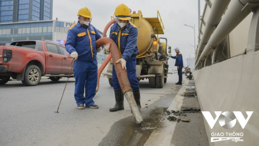 Dọn vệ sinh, chống ngập úng đường Vành đai 2 trên cao