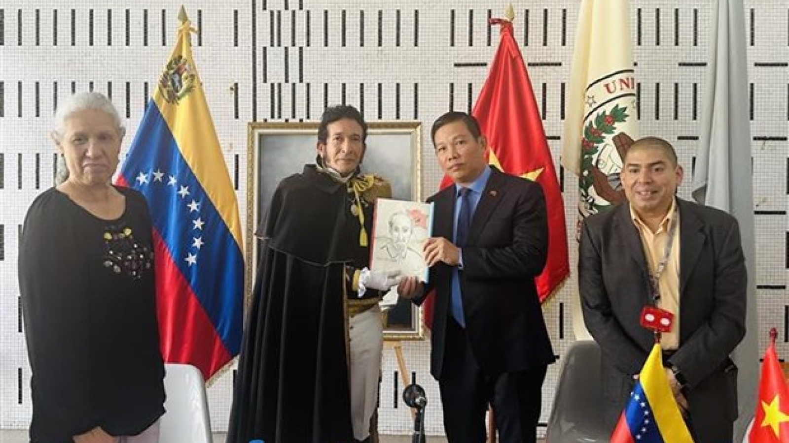 Venezuelan scholars appreciate Vietnamese Party’s achievements