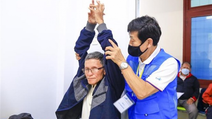 Korean doctors give free health check, medical equipment to Quang Ngai locals