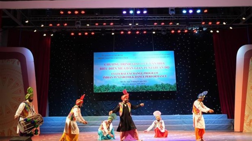 India’s Punjabi folk dances wow audiences in Ben Tre