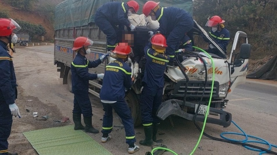 Đâm vào đuôi xe đầu kéo, 1 người tử vong trên Quốc lộ 6