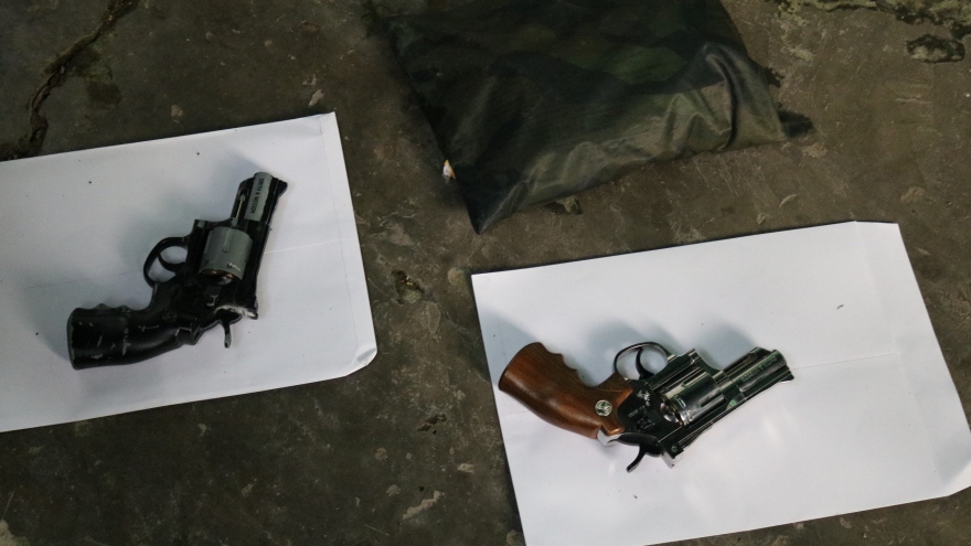Tạm giữ hình sự đối tượng tàng trữ vũ khí quân dụng ở Kiên Giang