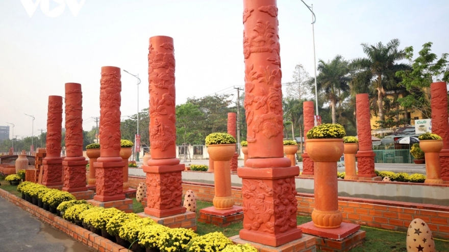 Let’s discover the longest flower-ceramic road in Vietnam