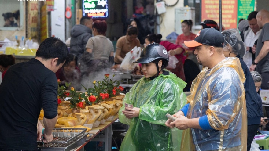 Người Hà Nội đội mưa, dậy sớm đi sắm đồ cúng rằm tháng Giêng