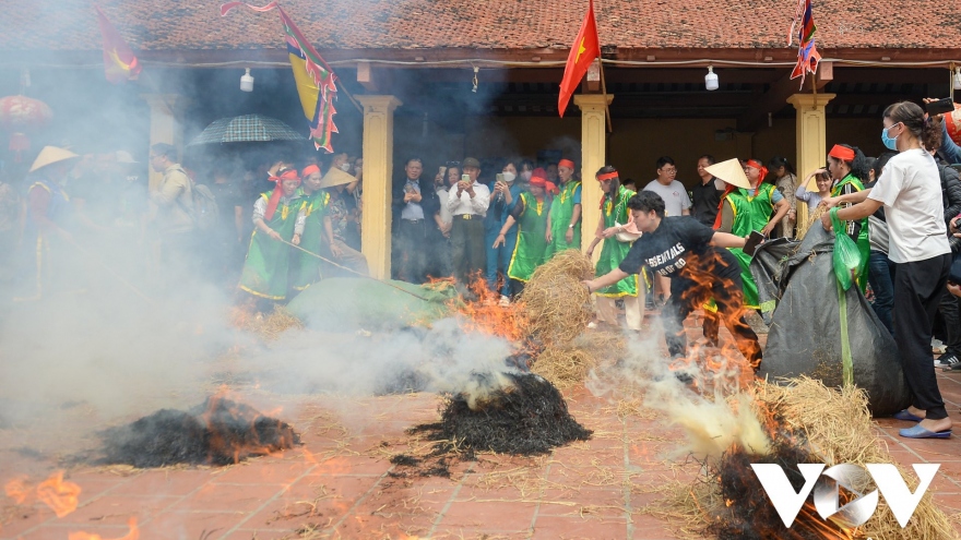 Về làng Thị Cấm xem hội kéo lửa, thổi cơm thi