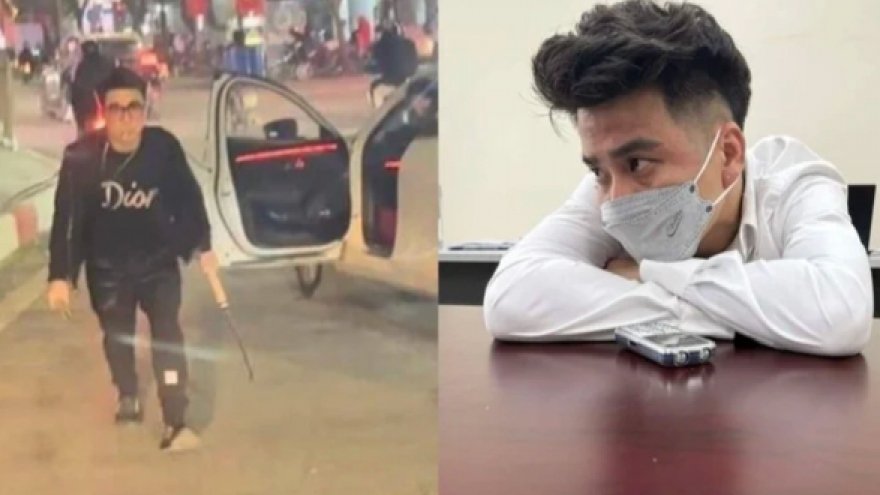 Khởi tố tài xế cầm dao quắm chém rách lốp xe bus tại Hà Nội