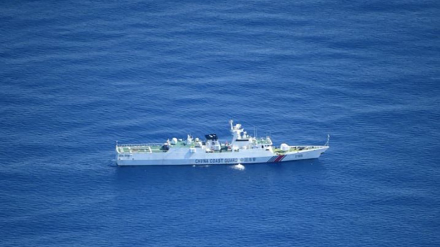 Trung Quốc "xua đuổi" tàu Philippines khỏi bãi cạn Scarborough