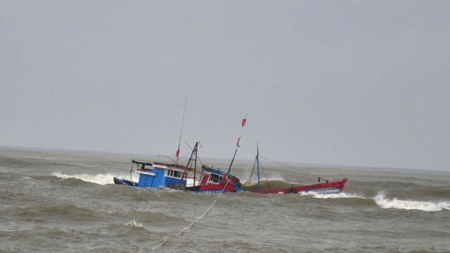 Vùng 3 Hải quân kịp thời cứu hộ ngư dân Thừa Thiên Huế gặp nạn trên biển