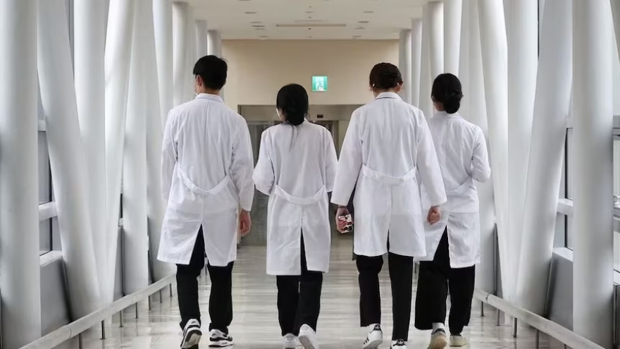 Gần 100% bác sĩ nội trú Hàn Quốc xin thôi việc