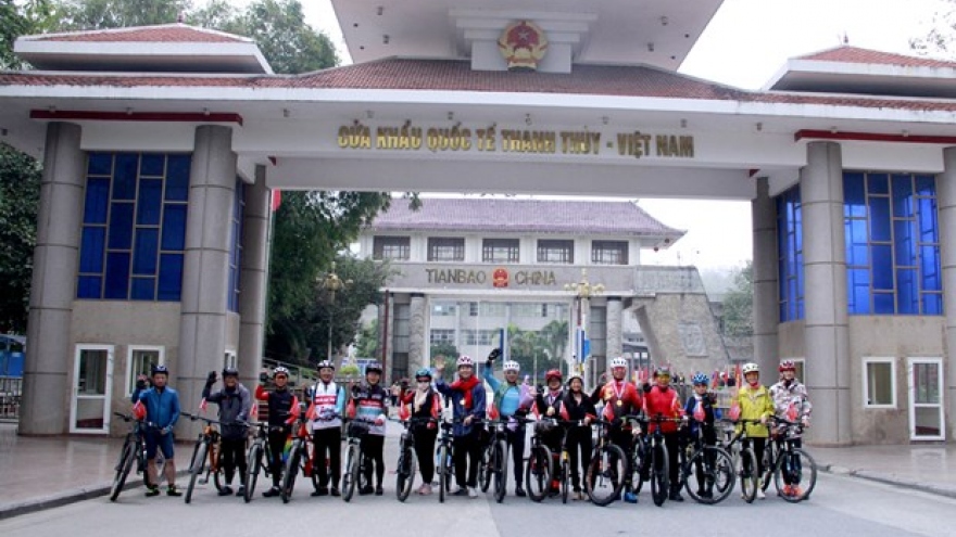 Bicycle tour connects Vietnamese, Chinese provinces