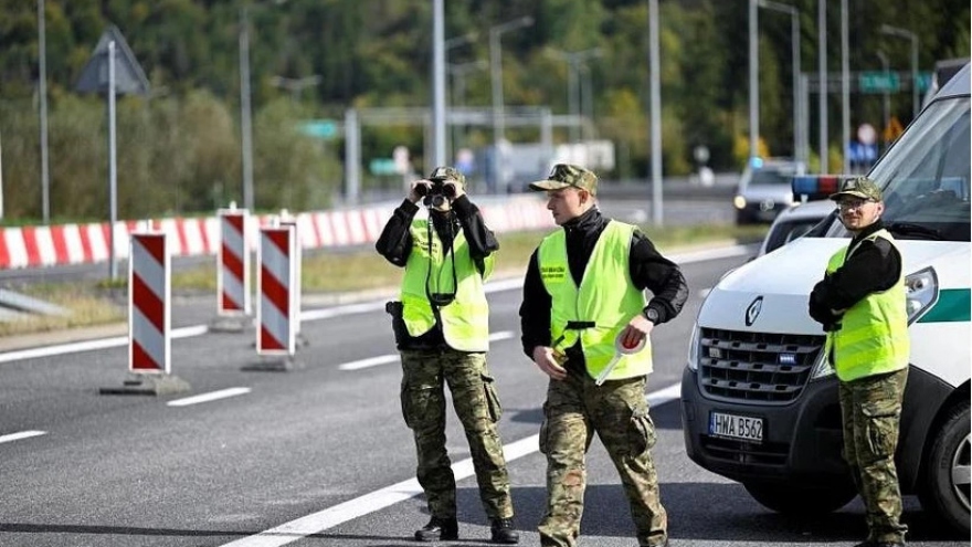 Ba Lan gia hạn kiểm soát biên giới với Slovakia thêm 30 ngày