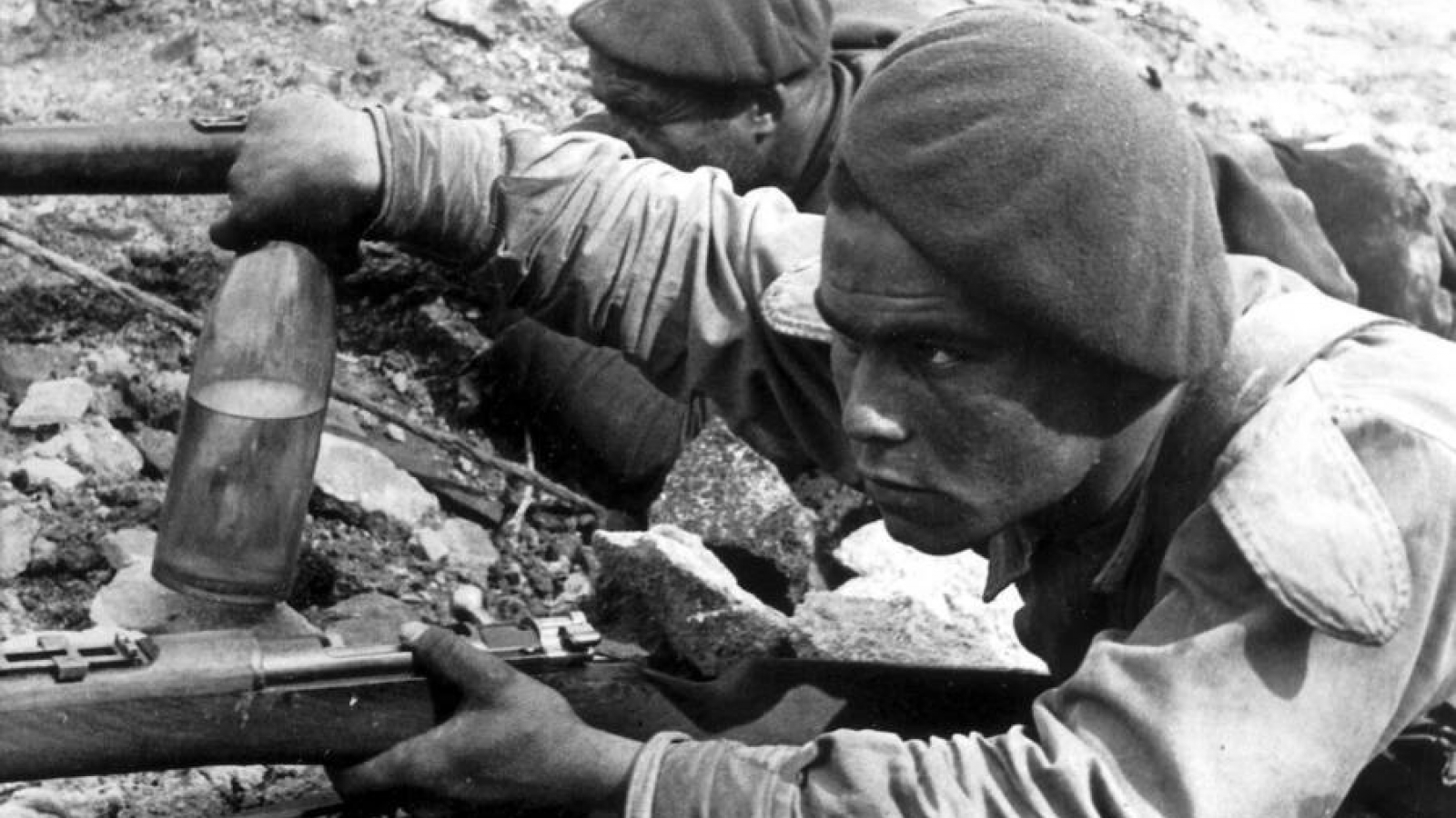 Nguồn gốc của bom xăng tự chế và tên gọi “Molotov Cocktail”