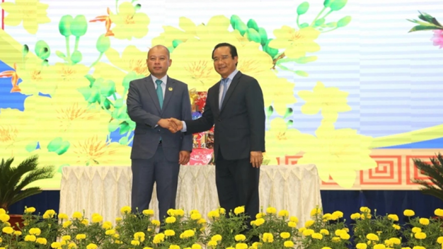 Cambodian delegation pays pre-Tet visit to Long An province